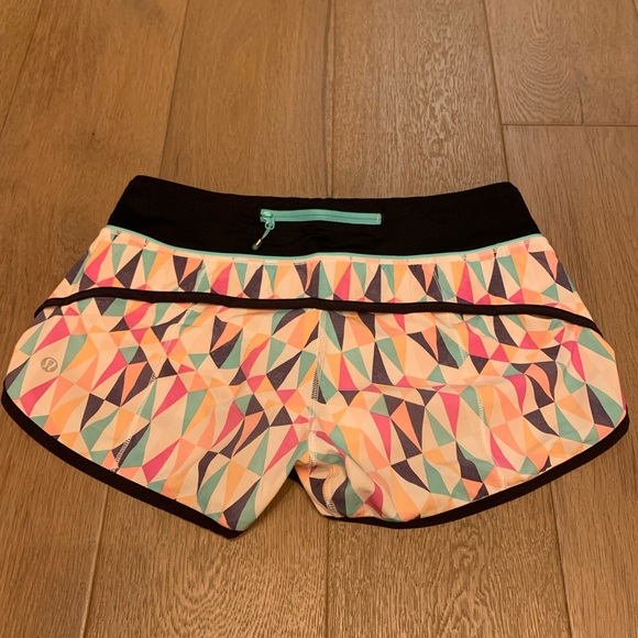 Lululemon Pow Pink Stained Glass Mosaics Speed short size 4 - Picture 2 of 6